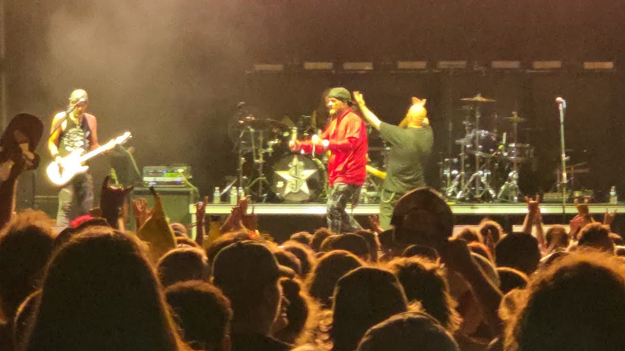 （希少！）TUBE LIVE AROUND 2006 YOUR TOWN Amazon.com: Funkytown/ Living On Video [12