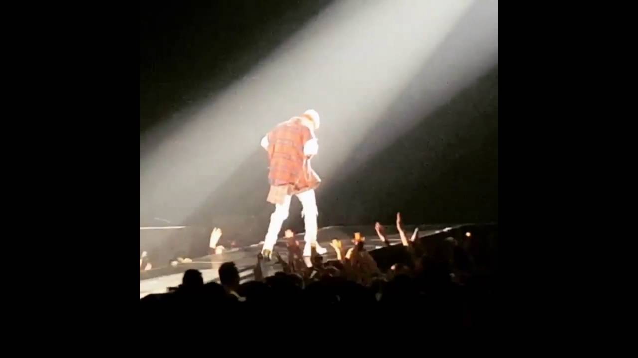 JUSTIN BIEBER FALLS ON STAGE During Show Purpose World Tour 2016