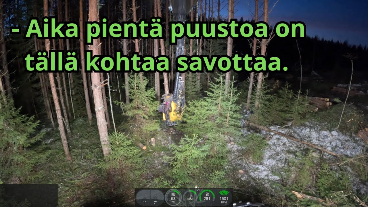Aamuhämärissä tosi pieni puista uudistushakkuuta tässä kohtaa savottaa.  Ponsse Scorpion K H7 AC FC