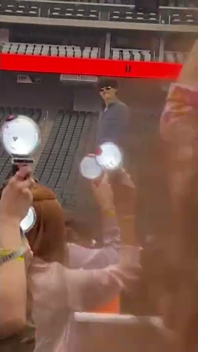 Taehyung okay, what the fuck, he is making me hoe 😭😭😭💜💜💜😍#taehyung #bts #ptd #army #lasvegas