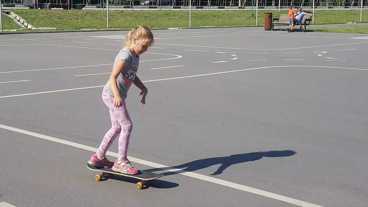 Как научиться кататься на скейте с нуля. Парк Белгород пикник-парке. Учимся кататься на скейте для детей. Катание на скейте в парке. Малыш на скейте.