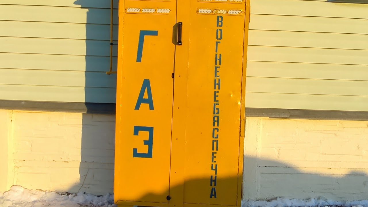 Усталявалі шафу для звадкаванага газу ў балонах на вёсцы,для прыгатавання ежы на пліце 