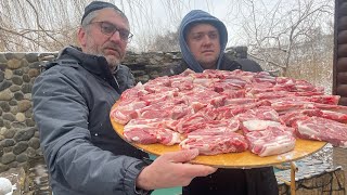 Сочный шашлык и бульон для гостей...