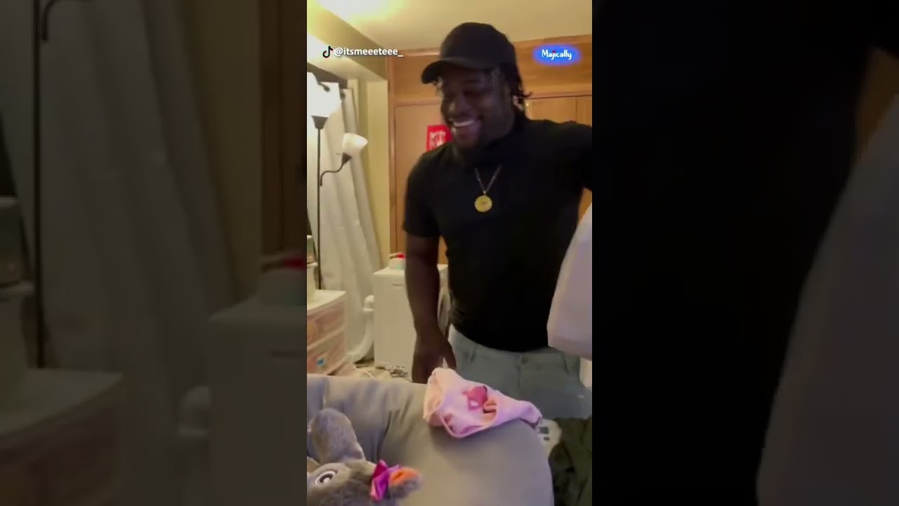 Toddler has the cutest reaction to seeing daddy after he gets home ❤️❤️