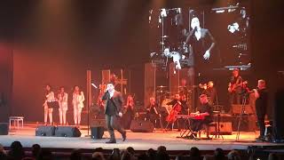 Мөлдір көйлек киген жалаңаш қыз