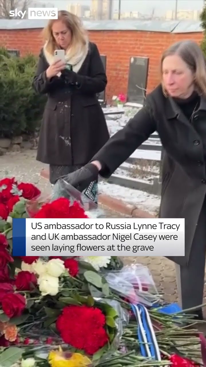Tributes one year after Navalny's death