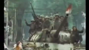 Khoảnh khắc xe tăng 843 và xe tăng 390 của Quân đội ta húc đổ cổng Dinh Độc Lập