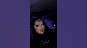تمايل يا حلاته ومرة شفته مره يعض بصبعه ومره بشفته عائشة الباني 