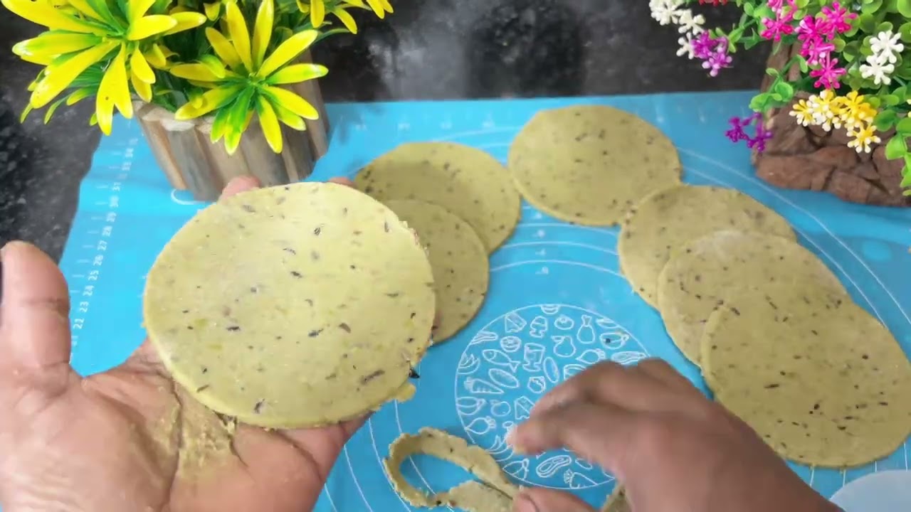 Fresh matar,rice flour aur wheat flour ki swadisht puri sath hi tamatar ki khatti mitthi chutney