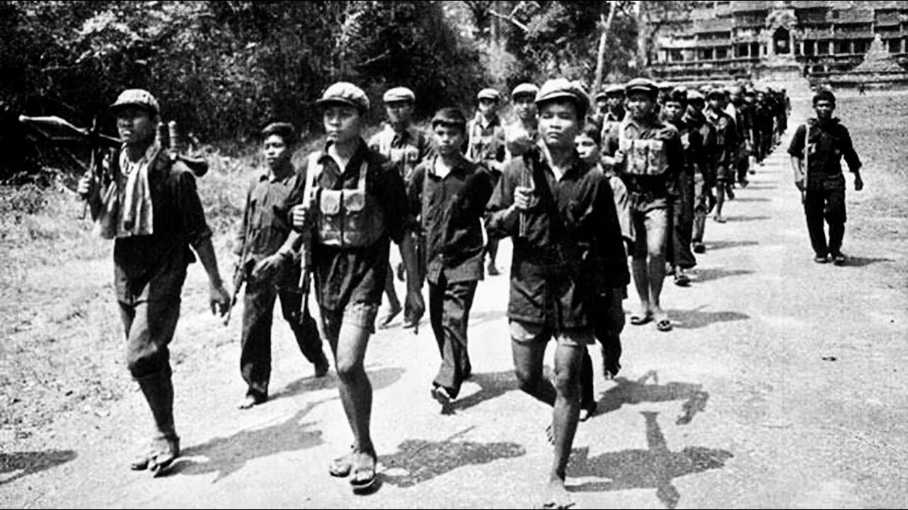 Qua quan sát... bọn POLPOT có cả trăm tên, chúng chia làm 2 hướng...!