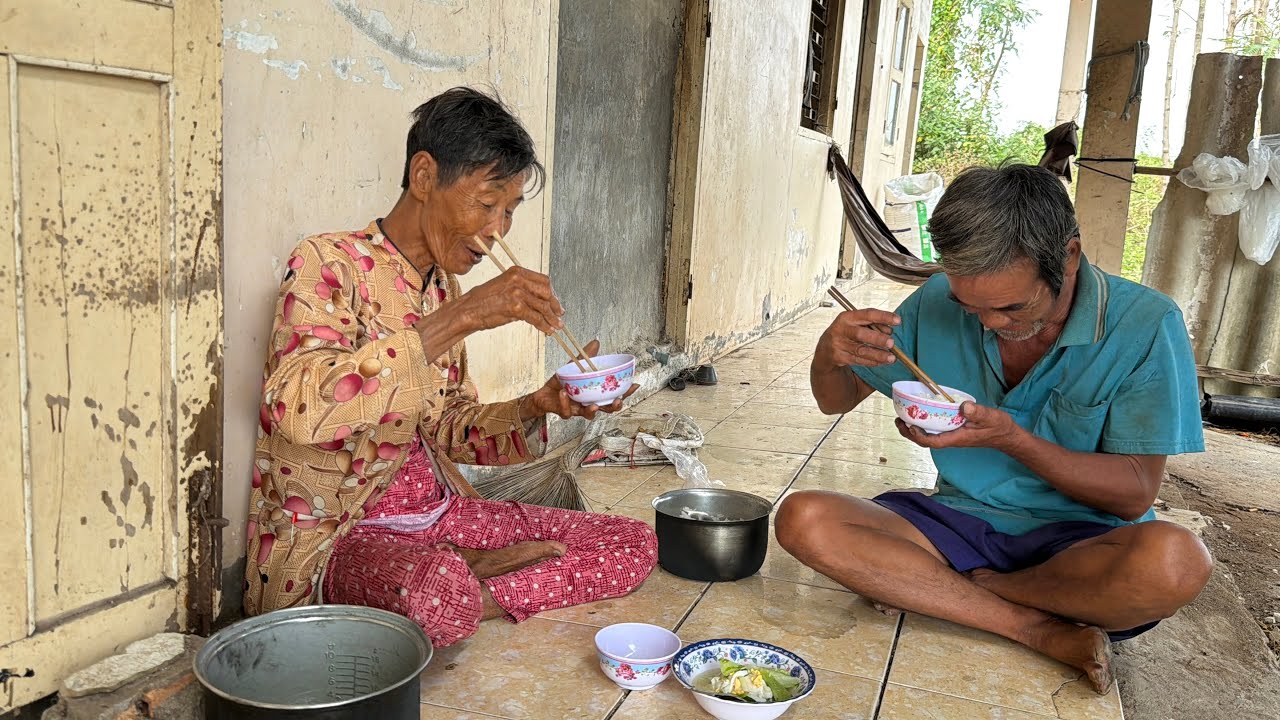 Buổi cơm đạm bạc của vợ chồng U75..!