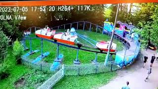 Момент падения кабинки аттракциона в Орехово-Зуево попал на видео.