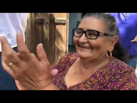 Trovadores puertorriqueños y cubanos le improvisan a Doña Nilda, la madre de los hermanos Sanabria
