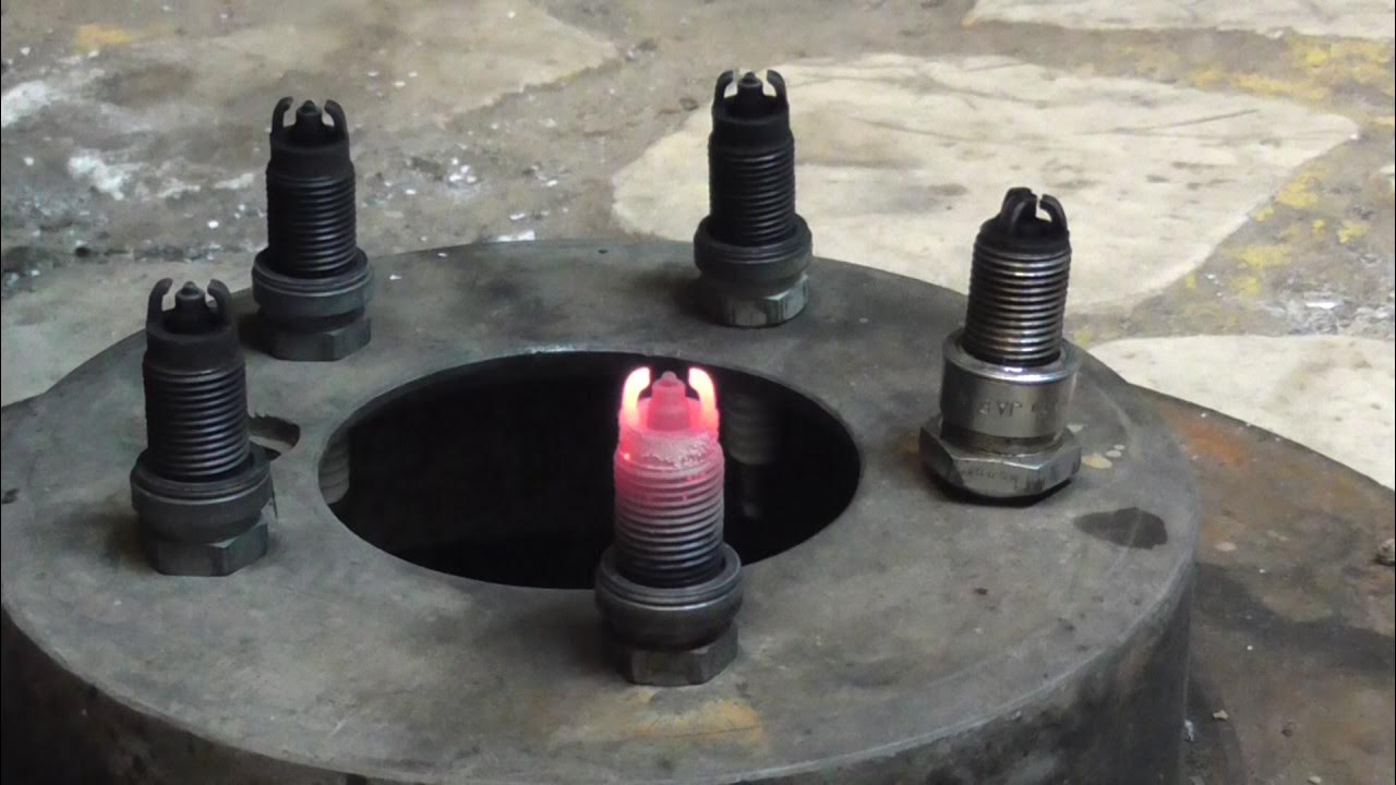 Свечи зажигания на мотоцикл урал под 92 бензин. Прогрев свечей зажигания на плите. Прогревающие свечи. Очистка свечей зажигания от нагара. Прокалить свечи.