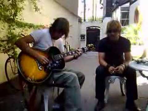 Van Tramp - Help Me Make It acoustic & al-fresco in London