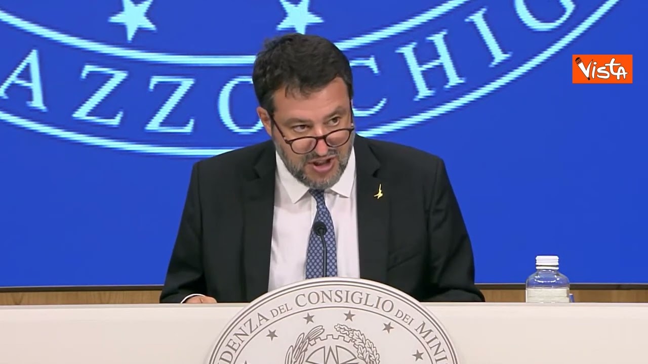 Salvini: presto obbligo di casco, assicurazione, targa e frecce