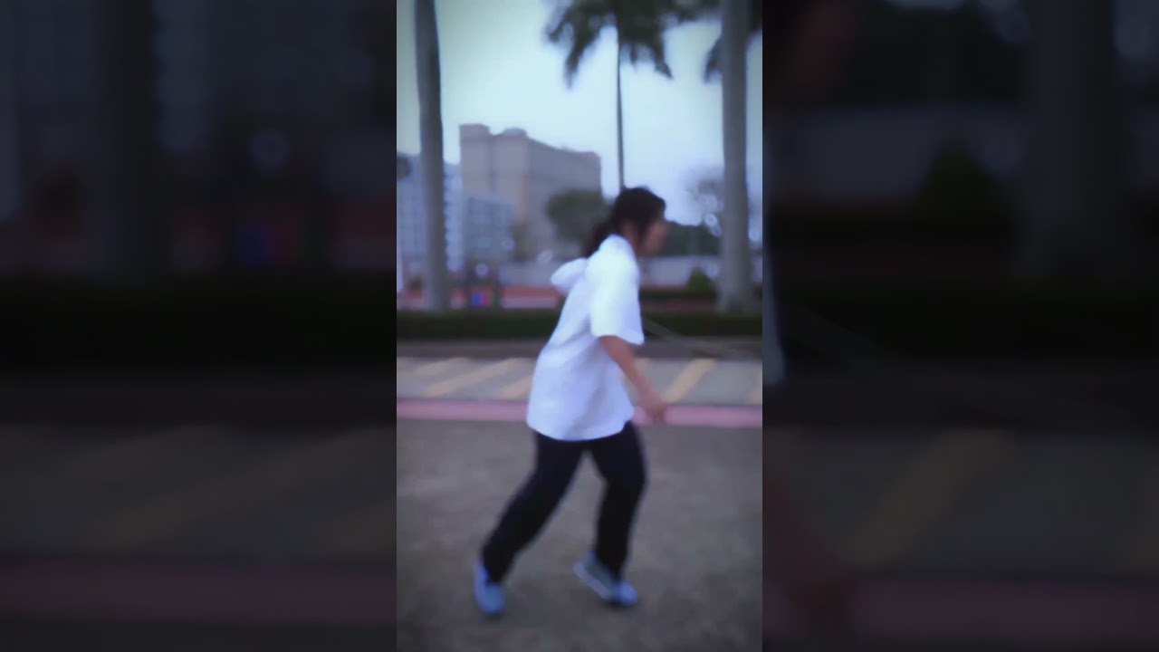 Junior high school students learn and share how to play basketball