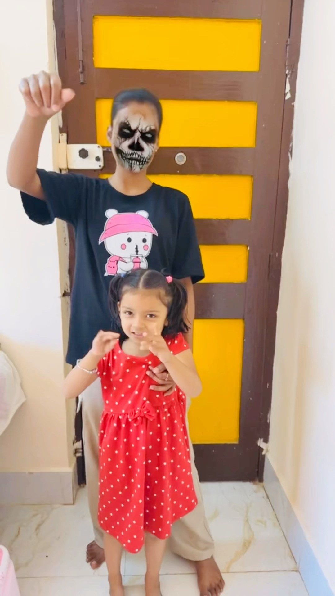 Tooktook ko kisse Dar ke bacha rhi mummy ? ?