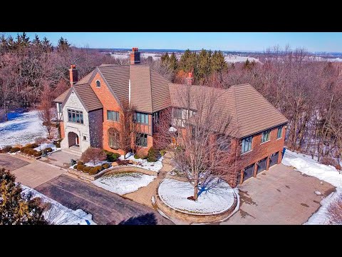 Inside a luxurious $2,500,000 mansion with gorgeous interiors in Wisconsin, USA.