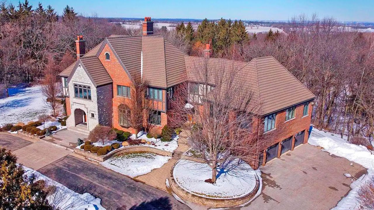 Inside a luxurious $2,500,000 mansion with gorgeous interiors in Wisconsin, USA.