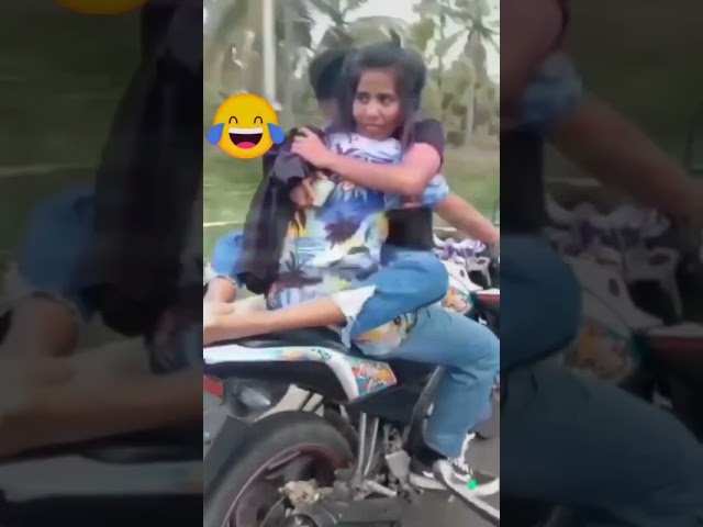 VIRAL/Sepasang kekasih bermesraan di atas motor.😁😁😁 class=