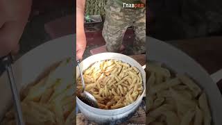 Вот такой обед готовит повар Иван нашим воинам