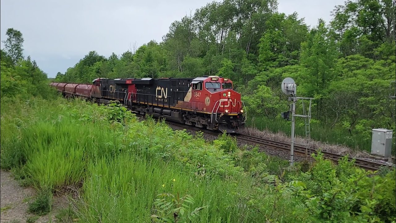 (Horn Salutes) CN L570 - CN 3847 leads 3819 through Scotch Block - YouTube