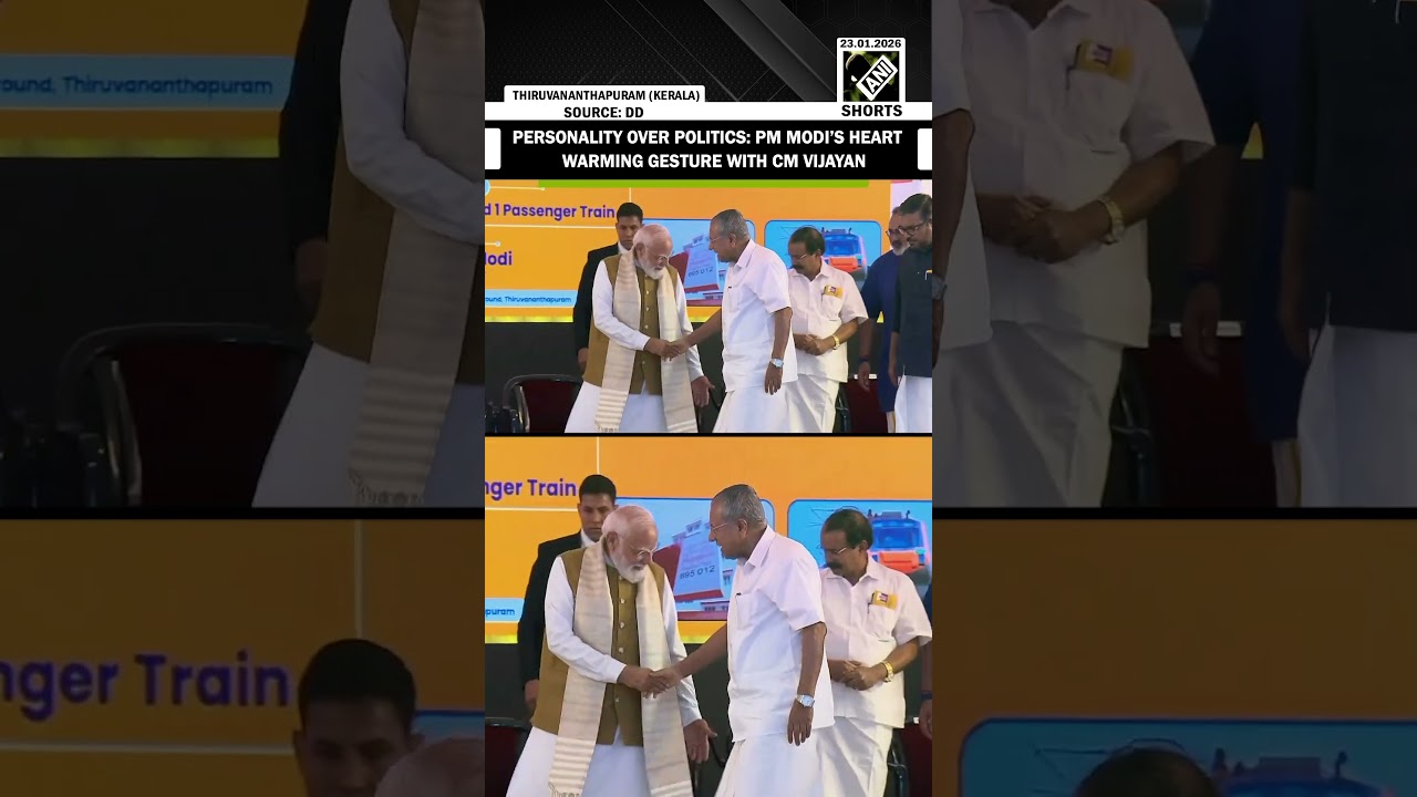 МОМЕНТ: Премьер-министр Моди протянул руку помощи главному министру штата Керала Пинарайю Виджаян...