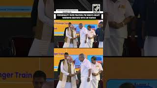 Moment Pm Modi Lends A Helping Hand To Kerala Cm Pinarayi Vijayan In A Gesture Of Respect