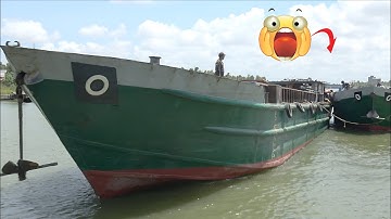 Sà lan nhỏ đẩy sà lan lớn hỏng động cơ thoát ra cửa cống ngoạn mục