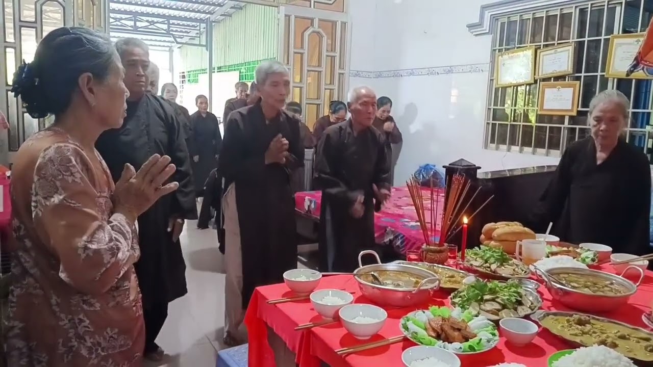 Lể giỗ thường niên cho thân mẫu  thếm ba ngàn tại ban trị sự- xã ngọc chúc - tinh  AG