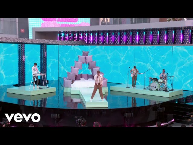 Glass Animals - Glass Animals – Heat Waves (Live on The 2021 Billboard Music Awards) class=