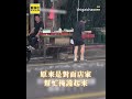 買完菜突遇大暴雨！男子絕望「找嘸安全帽」驚見對面老闆1暖舉