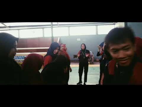 Permainan tradisional (Gobak sodor , tarik tambang dan ada kotak kosong