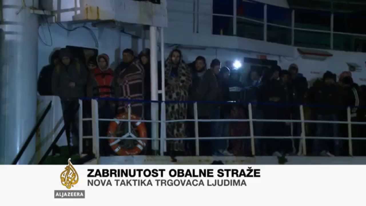 سفينة تقل مهاجرين رست في الميناء