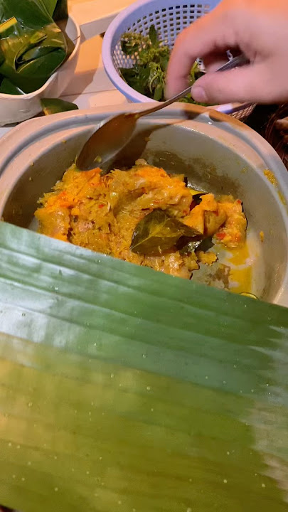 See the simple process of wrapping pepes using leaves! #salesideas #tips #tricks #tutorial #food