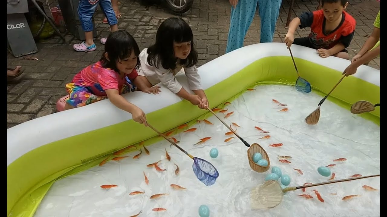 Serunya Anak Anak Mancing bola dan ikan Bermain di pasar Serunya Anak Anak Mancing bola dan ikan Bermain di pasar