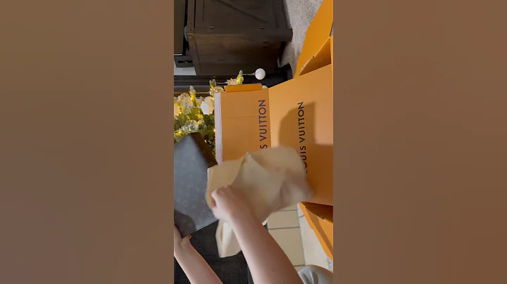 Unboxing Louis Vuitton Poche Toilette NM #unboxing #louisvuitton #louisvuittonbag