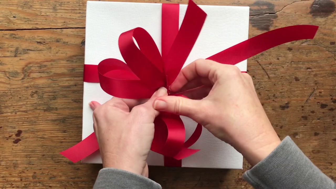 How to Tie the Perfect Christmas Bow - YouTube