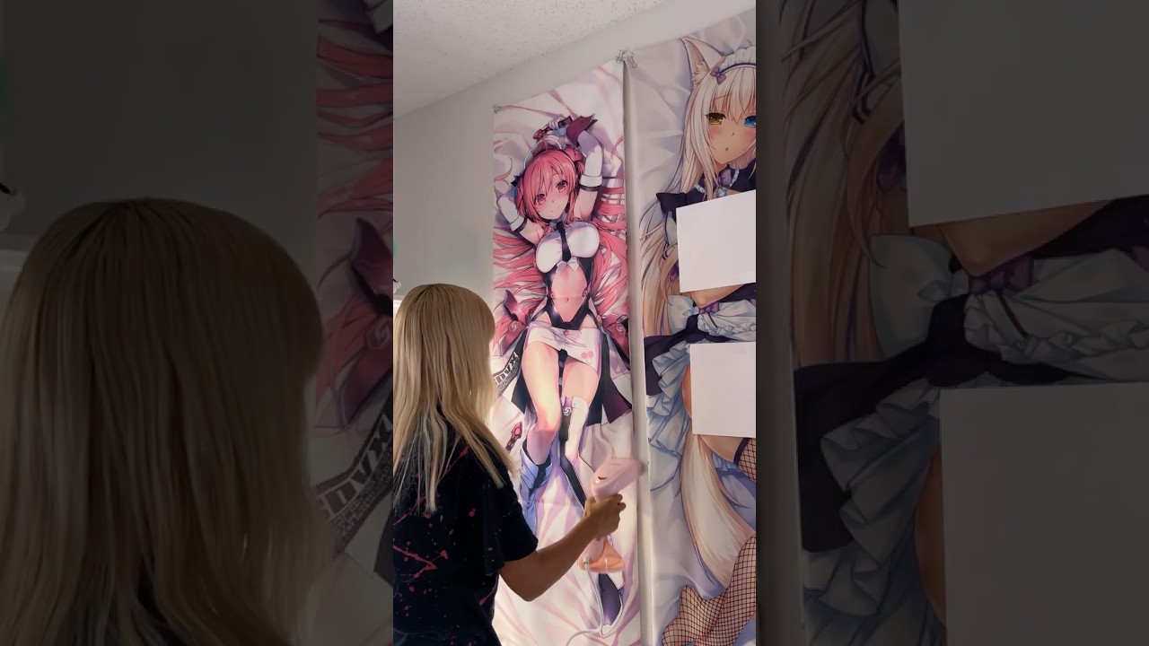 How to Hang Up a Dakimakura (Body Pillow) With no Damage! 