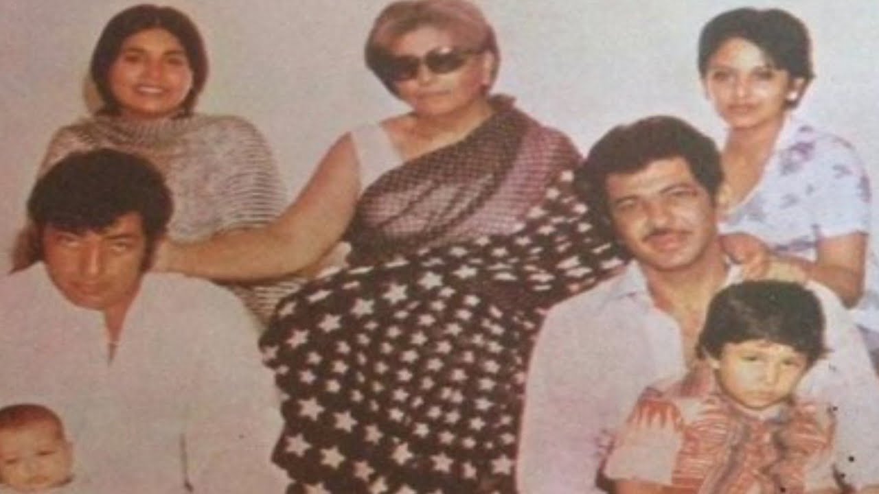 Legendary Actor Amjad Khan With His Wife and Children Father, Mother