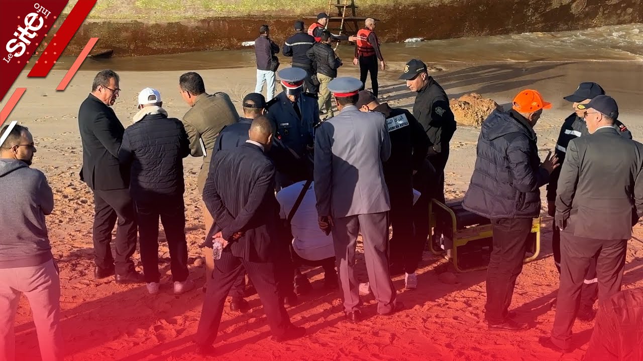 شاهد لحظة إنزال الركاب والأمتعة من السفينة الجانحة بشاطئ المحمدية