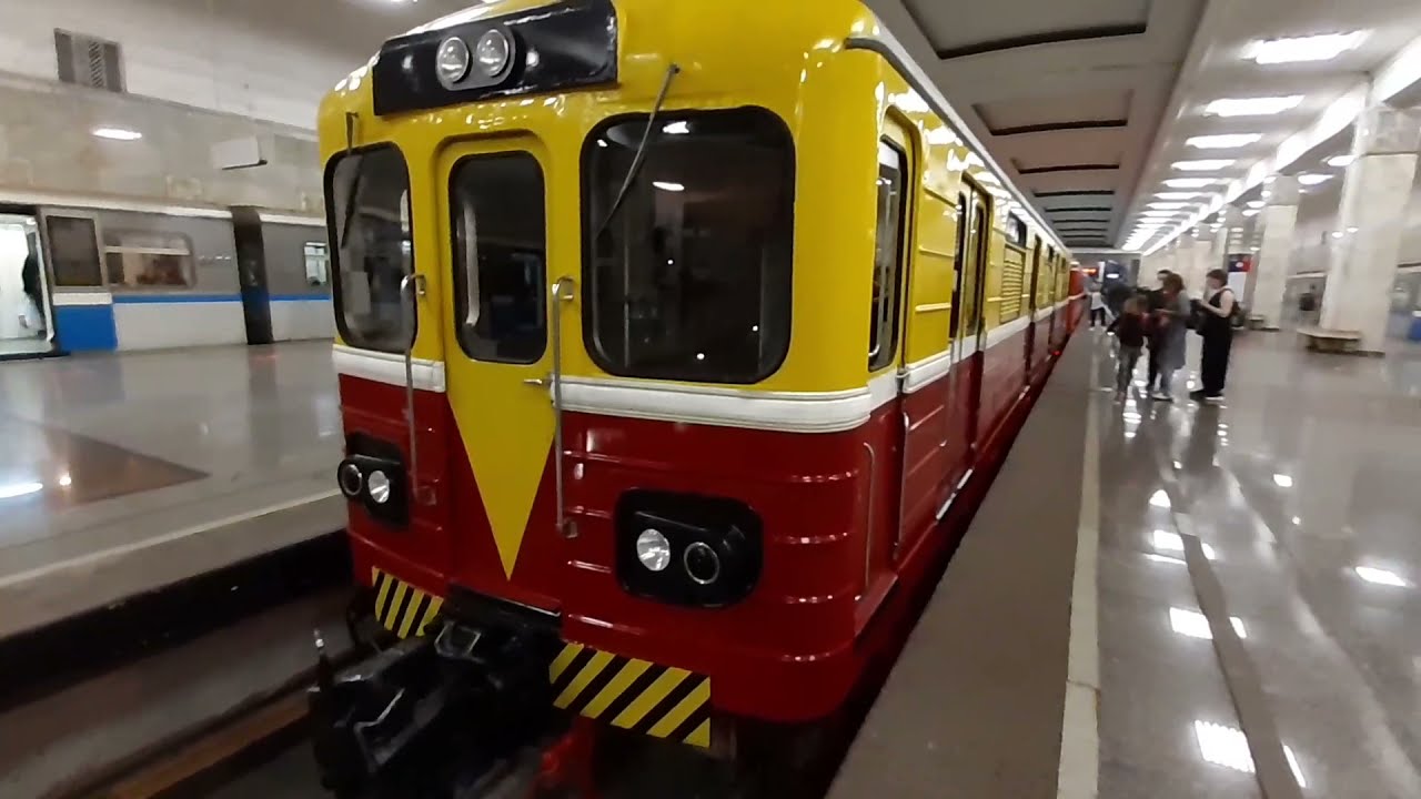 Выставка ретро-вагонов 15.05.21 на метро Партизанская в Москве.