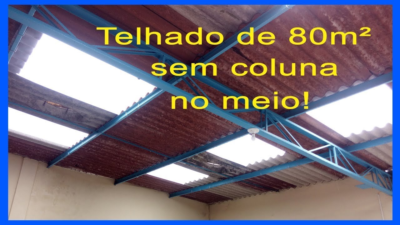 Telhado de fibrocimento e metal na estrutura, vencendo grande vão livre.