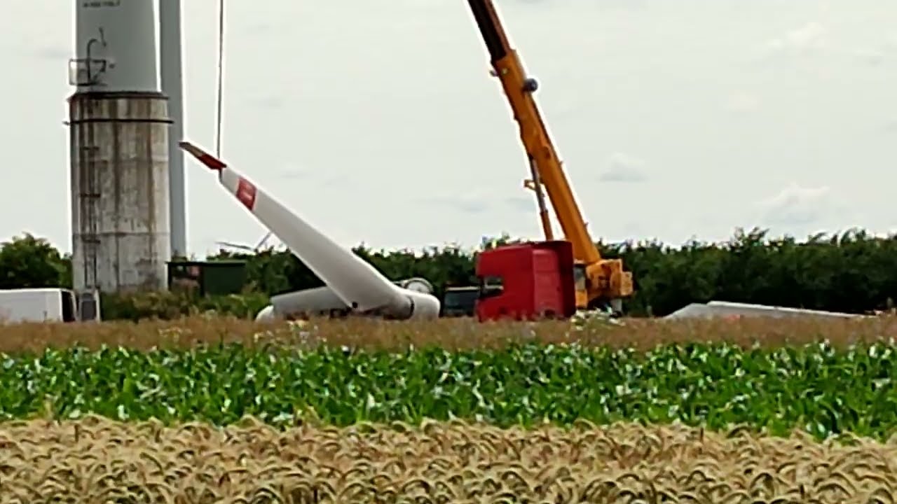 Prace przy turbinie wiatrowej w Chojnach, gm. Koło 25.06.2024
