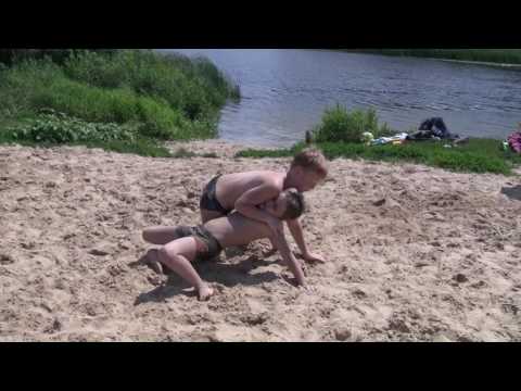 FIGHTING KIDS ON THE BEACH. БОРЬБА ДЕТЕЙ НА ПЛЯЖЕ.