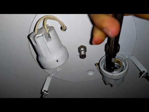 Vídeo: Como faço para remover uma lâmpada quebrada do soquete?