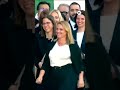 Här dansar den virala ministern igen