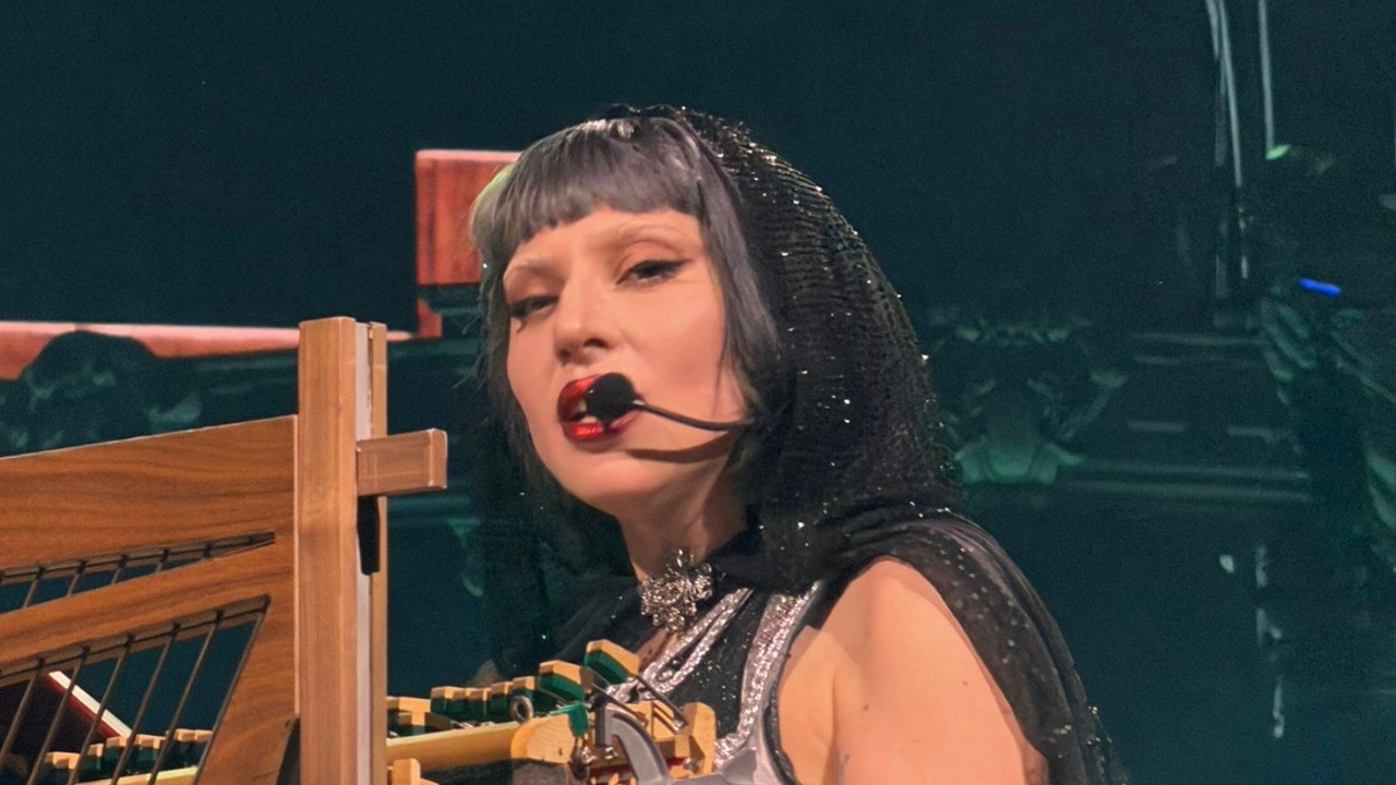 Lady Gaga - Abracadabra Acoustic Version at Mayhem Ball Tour in Los Angeles (FULL)