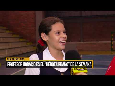 HEROE URBANO: Un saludo que cambia la vida de sus estudiantes